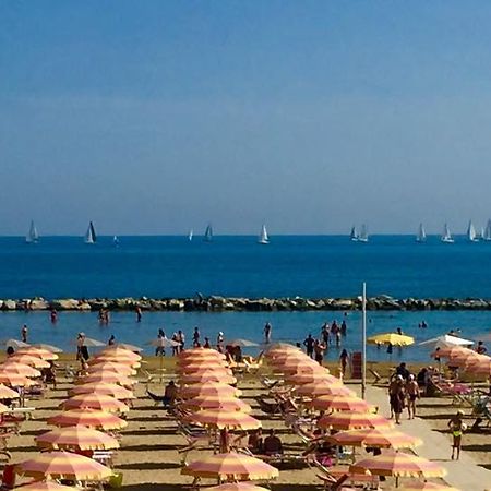 Hotel Cosmopolita Ріміні Екстер'єр фото