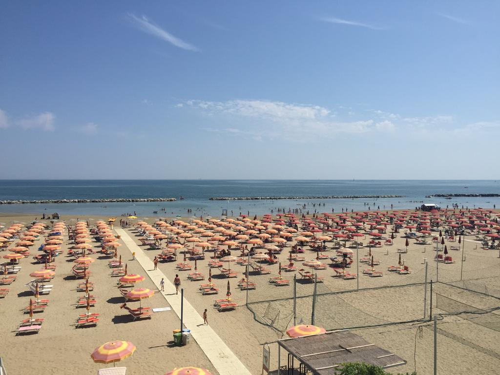 Hotel Cosmopolita Ріміні Екстер'єр фото