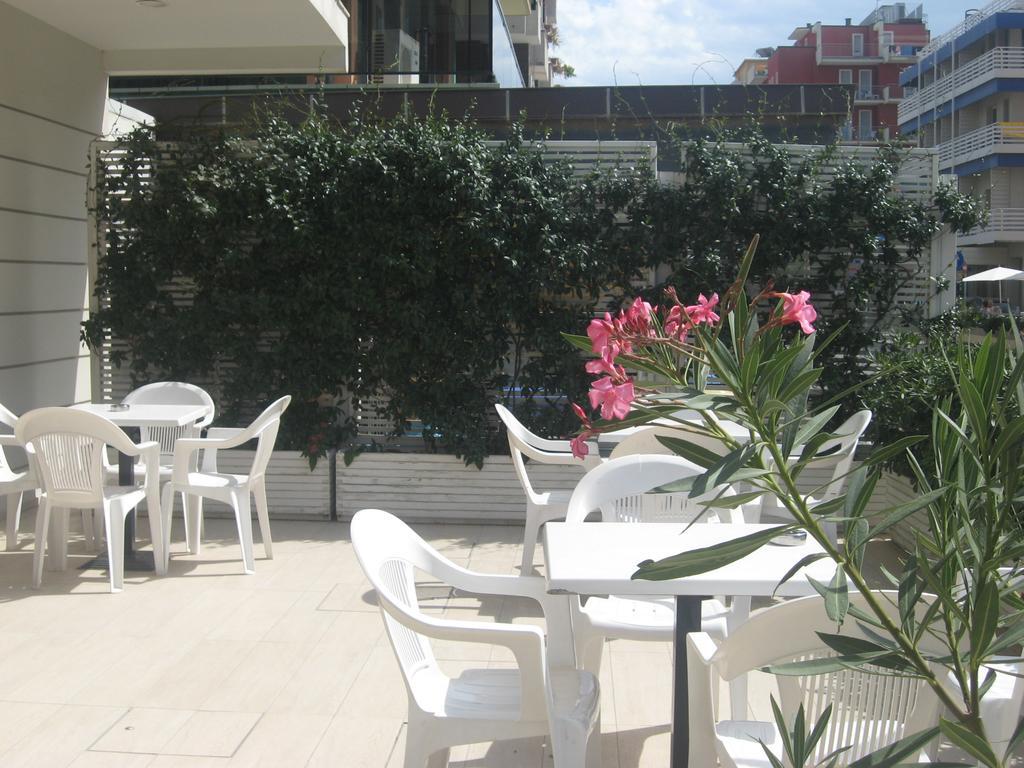 Hotel Cosmopolita Ріміні Екстер'єр фото