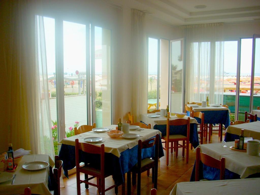 Hotel Cosmopolita Ріміні Екстер'єр фото